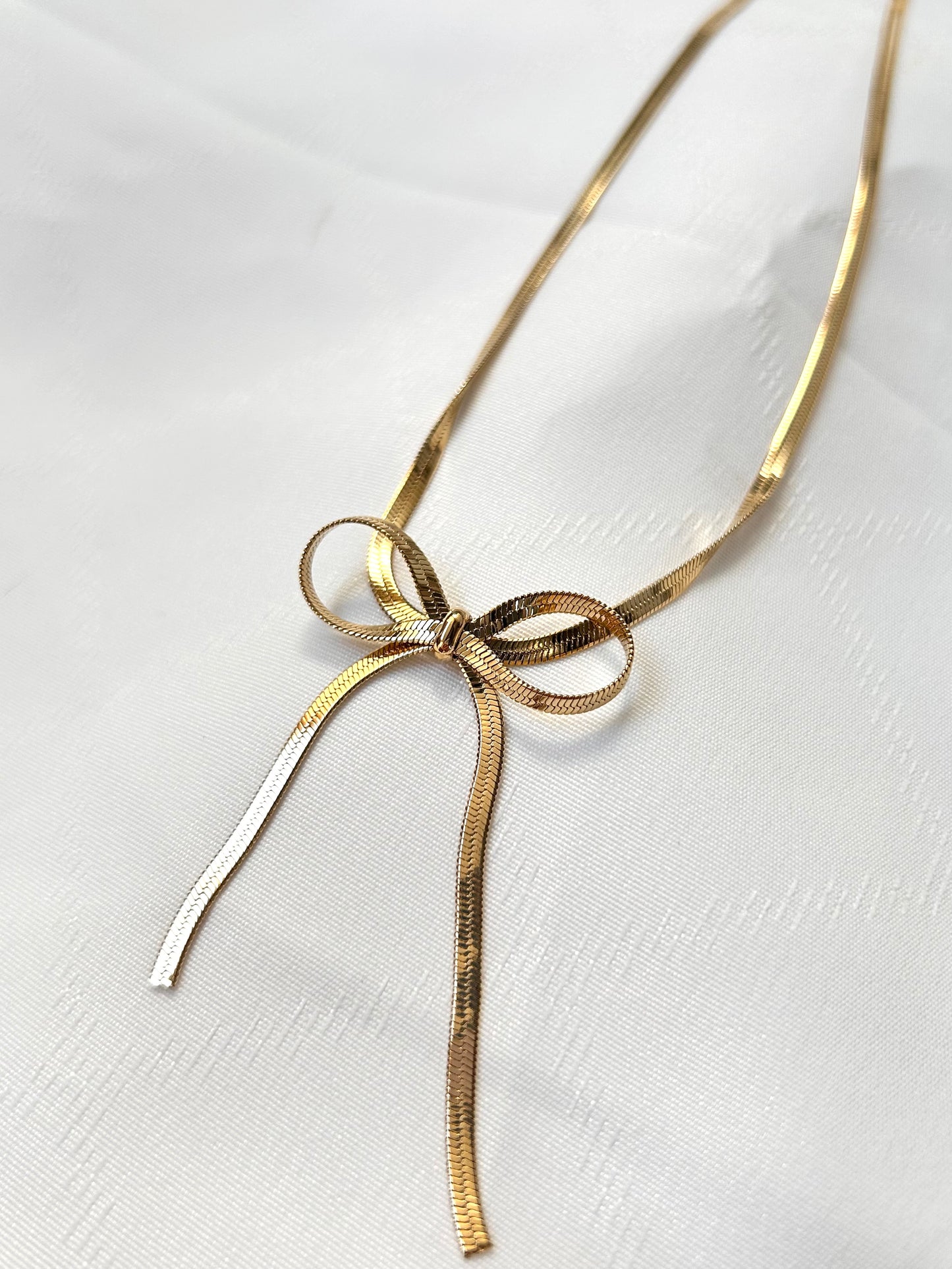Bow Necklace Gold