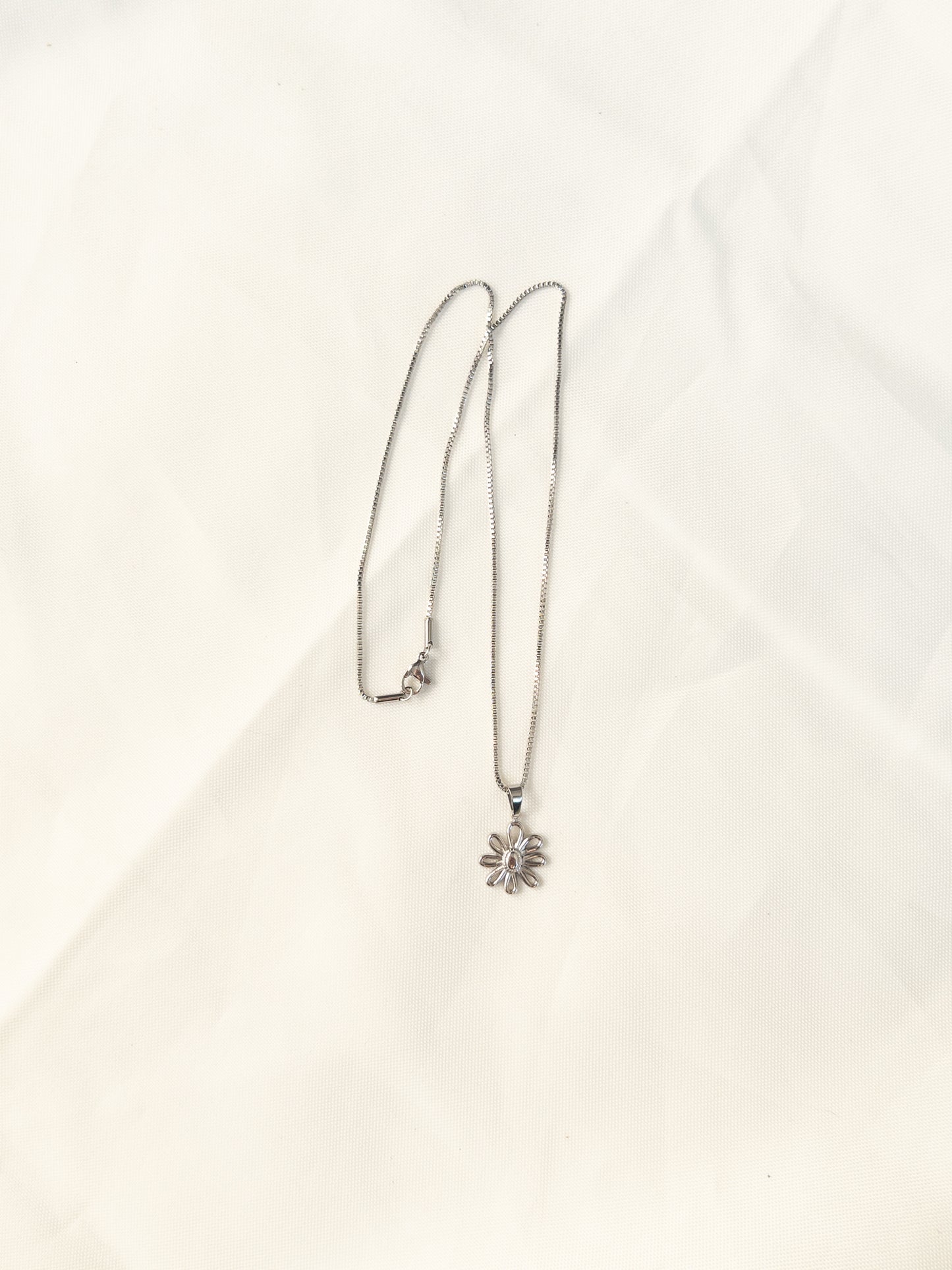 Necklace with silver flower