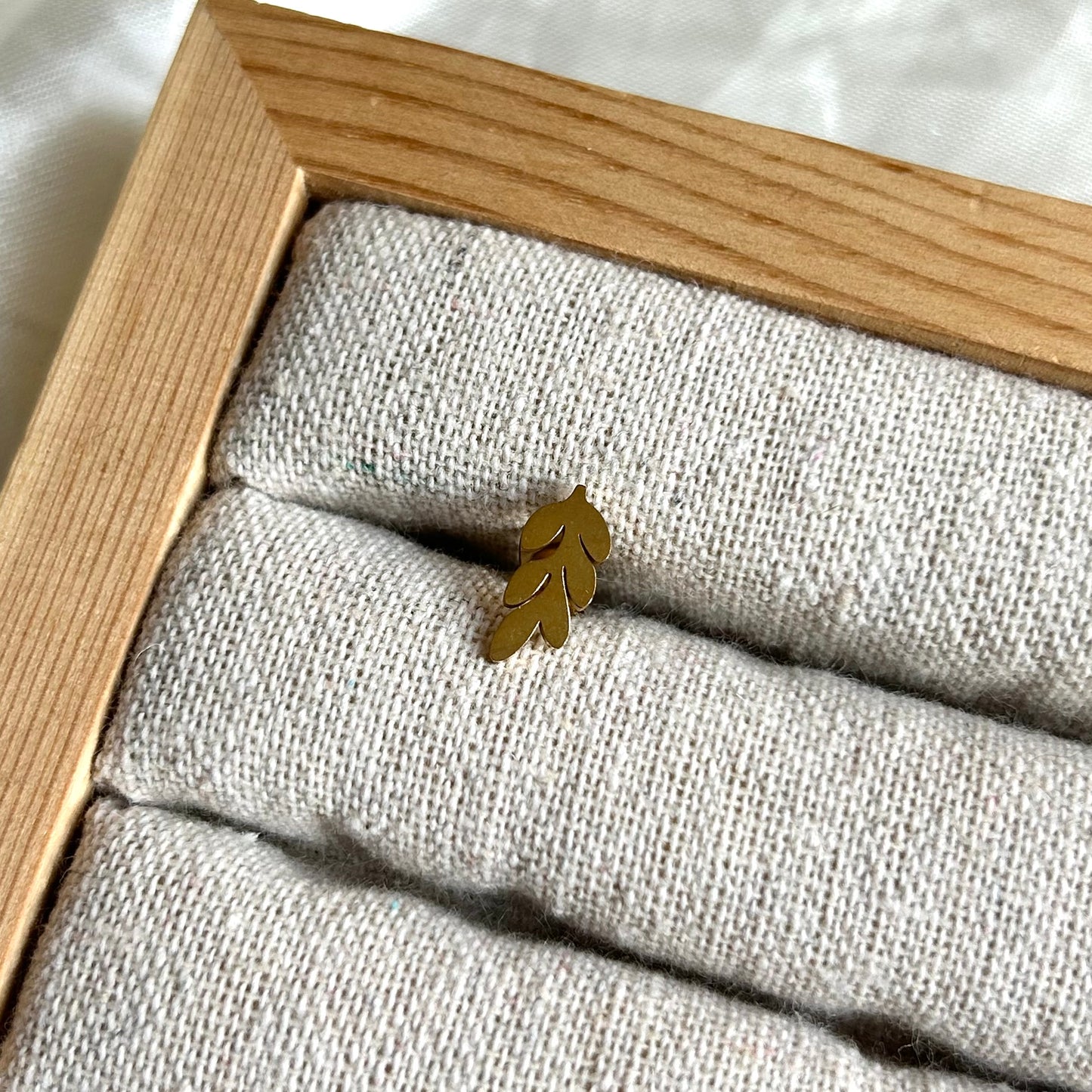 stud with leaf design