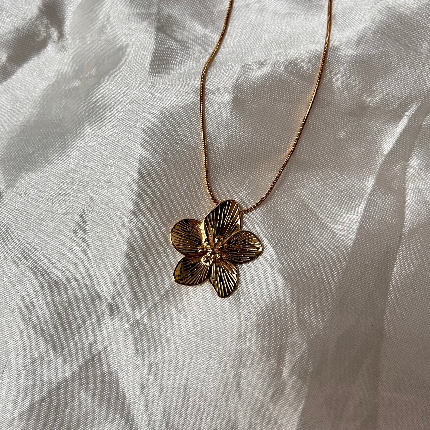 Big Flower Necklace Gold