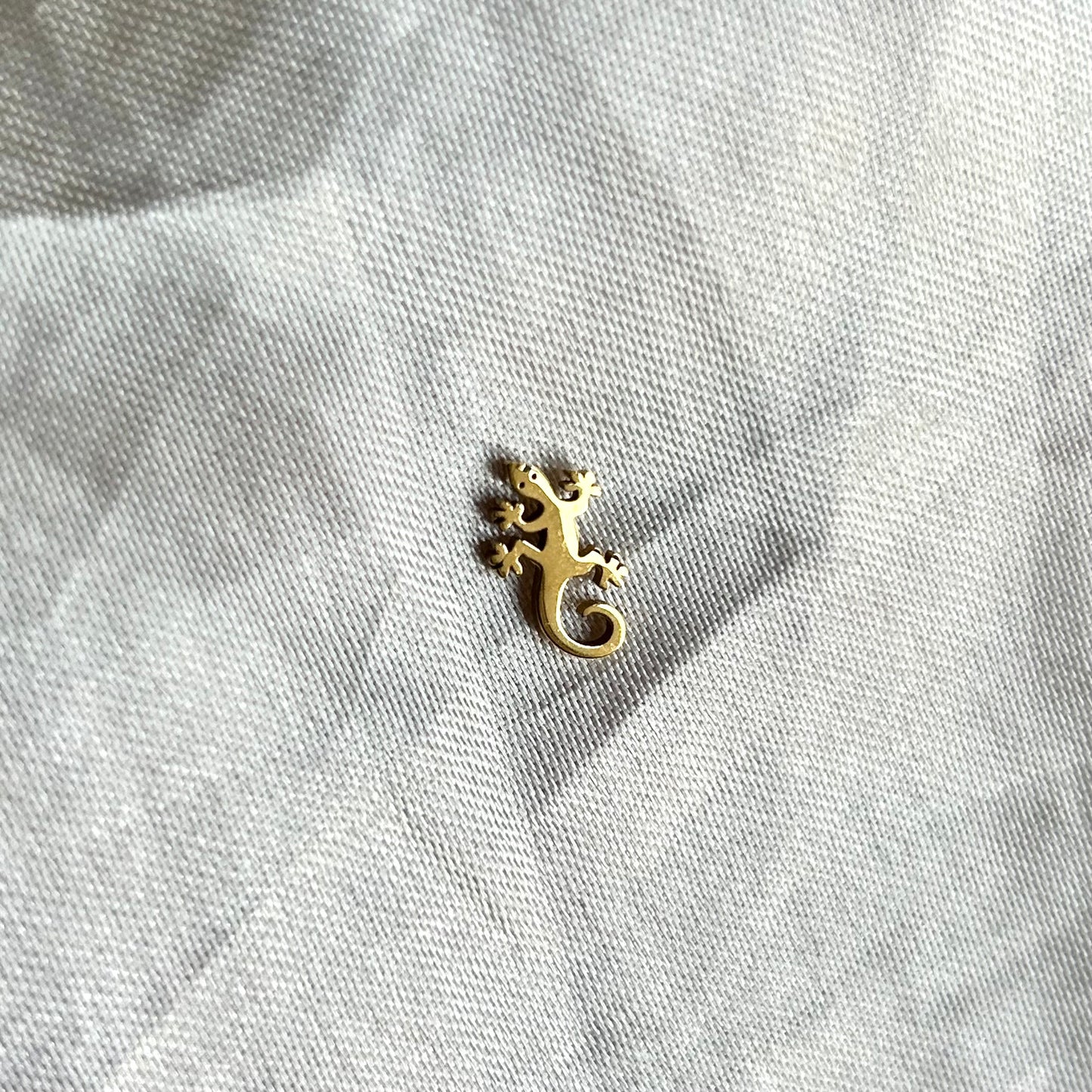 gold gecko stud