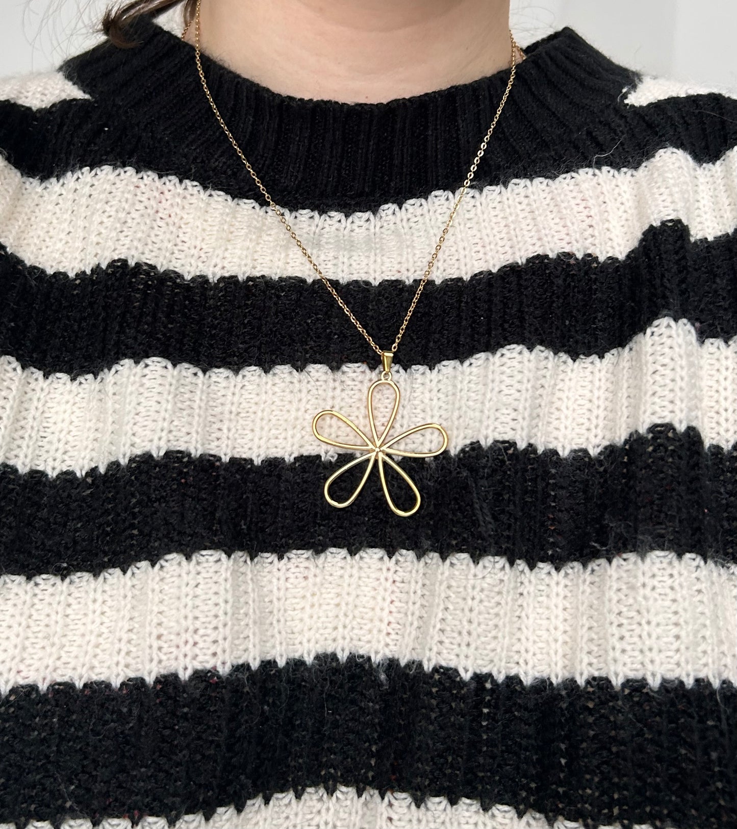 Flower Outline Necklace Gold